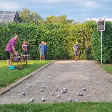 mittwochs rollen die Boule-Kugeln