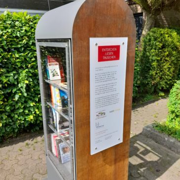 DER BÜCHERSCHRANK IM HANGEL